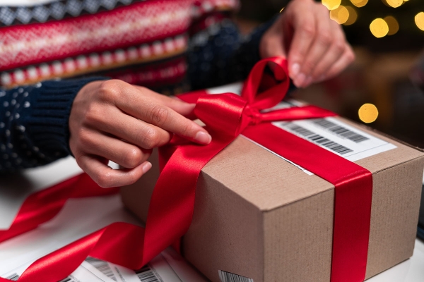 Spedizioni natalizie: come spedire regali a casa e a chi rivolgerti